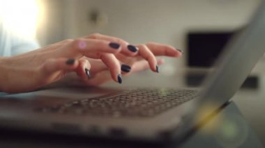 Defterde bilgi aramak için siyah manikür renginde zarif kadın ellerini yakın ve yavaş çekimde çek. Işık odasının bulanık arka planı. Yüksek kalite 4k görüntü