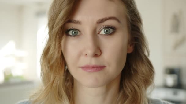 Närbild Vackra Allvarliga Blond Med Uttrycksfulla Ögon Suddig Bakgrund Interiör — Stockvideo