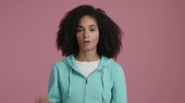 Sinirli, melez, pembe solgun, izole bir geçmişi olan bir kadın portresi. 20 'li yaşlarındaki güzel bir kadın kızgın ve üzgün görünüyor. Yüksek kalite 4k görüntü