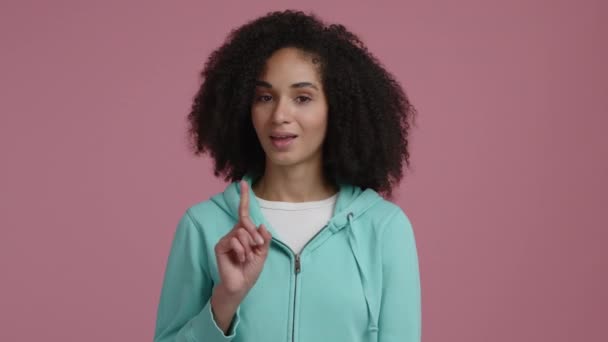 Primer Plano Una Mujer Sonriente Agitando Cabeza Joven Chica Raza — Vídeo de stock