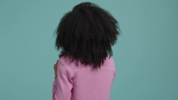세션에서 민족적 곱슬곱슬 머리를 여성의 스튜디오에 카메라를 아름다운 고품질 — 비디오