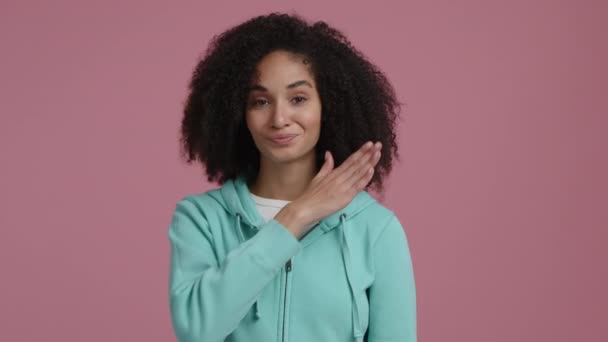 ブルネットの髪 混合人種の女性が脅迫的なジェスチャーを作る 彼女の30代の陽気な女性の肖像画 カジュアル 青い服を着て 高品質4K映像 — ストック動画