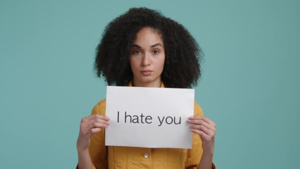 在特写中 混血女子带着愤怒的表情拿着卡片 漂亮的黑发女孩拿着一张白卡 高质量的4K镜头 — 图库视频影像