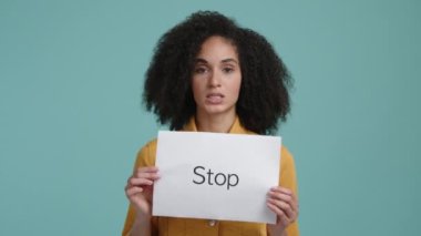 Üzgün ve yalnız bir kadın elinde 