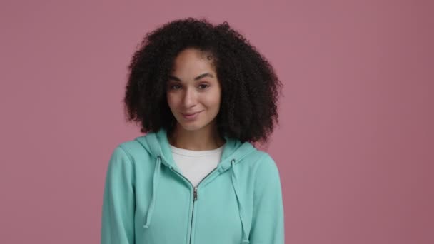 Jeune Femme Dans Vingtaine Regardant Caméra Avec Fond Rose Isolé — Video
