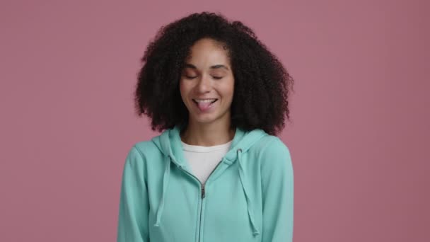 Zbliżenie Dziewczyny Trzydziestce Uśmiechającej Się Radośnie Afroamerykanka Kręconymi Etnicznymi Włosami — Wideo stockowe