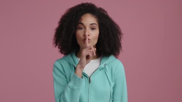 Mujer Mostrando Gesto Silencio Cámara Primer Plano Una Chica Seria — Vídeos de Stock
