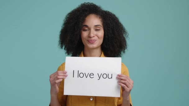 Retrato Mulher Jovem Morena Com Expressão Facial Otimista Sorrindo Menina — Vídeo de Stock