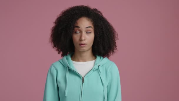Urocza Dwudziestolatka Kręconymi Etnicznymi Włosami Przewracającymi Oczami Portret Nieszczęśliwej Kobiety — Wideo stockowe