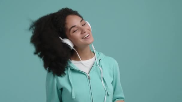 Gadis Muda Tampak Ceria Dan Saat Streaming Musik Tembakan Jarak — Stok Video