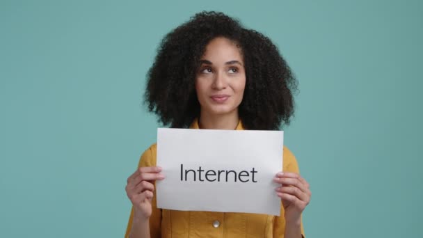 Jovem Segurando Papel Com Palavra Internet Vista Perto Morena Menina — Vídeo de Stock