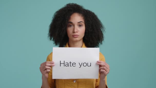 心烦意乱而忧郁的女孩感到憎恨 一个忧郁的黑发女人拿着一张卡片 满脸怒容的近照 高质量的4K镜头 — 图库视频影像