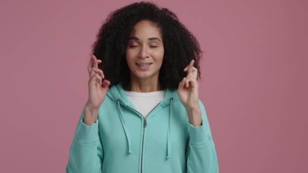 Portræt Glad Kvinde Erne Iført Afslappet Tøj Smilende Blandet Race – Stock-video