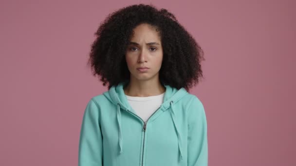 Jonge Gemengde Ras Meisje Twintig Kleurrijke Interieur Dicht Bij Shot — Stockvideo