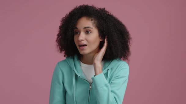 Πλάνα Μιας Νεαρής Γυναίκας Που Κρατάει Αυτιά Της Ανοιχτά Ελκυστική — Αρχείο Βίντεο