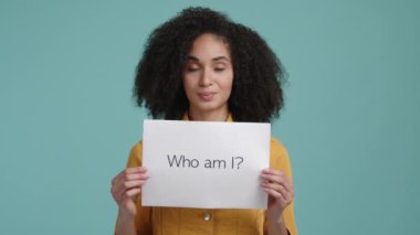 20 'li yaşlarda genç bir kızın portresi şüpheli ve üzgün görünüyor. Milenyum kadını gülümsüyor ve sorguluyor. Yüksek kalite 4k görüntü