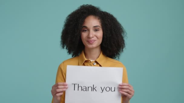 Retrato Uma Mulher Segurando Cartão Agradecimento Senhora Alegre Positiva Com — Vídeo de Stock
