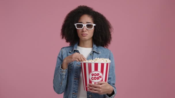 一个女人在电影院里吃爆米花的特写 穿着休闲装戴着3D眼镜的小女孩在吃小吃 高质量的4K镜头 — 图库视频影像