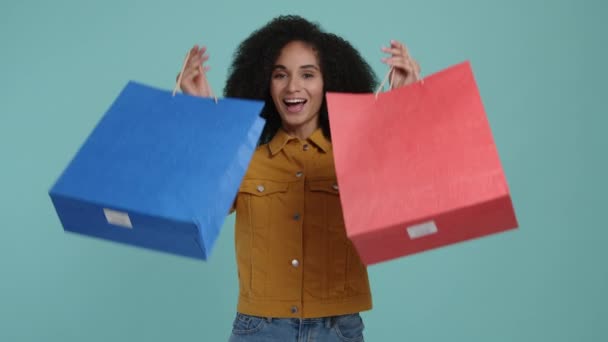 Närbild Charmiga Glad Kvinna Som Bär Färgglada Påsar Efter Shopping — Stockvideo