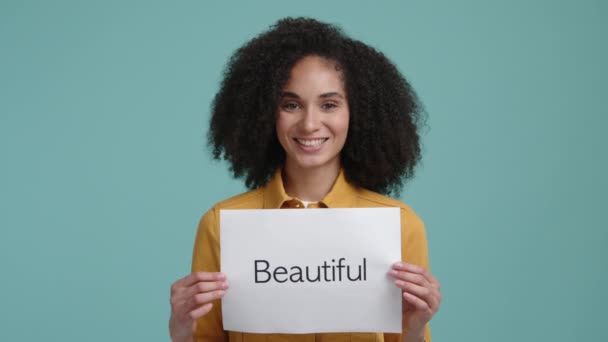 Gros Plan Caucasienne Fille Aux Cheveux Blonds Regardant Joyeux Souriant — Video