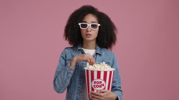 Gadis Lucu Dengan Rambut Etnis Memakai Kacamata Saat Menonton Film — Stok Video