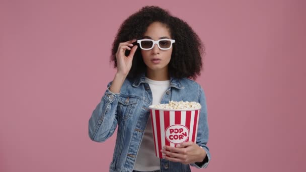 Gadis Muda Memegang Ember Popcorn Dan Mengenakan Kacamata Foto Close — Stok Video