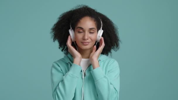Müziği Dinlerken Mutlu Neşeli Gözleri Kapalı Bir Bayan Beyaz Kulaklık — Stok video