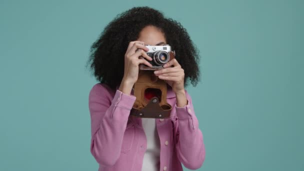 Mujer Con Estilo Ropa Casual Trabajando Estudio Primer Plano Fotógrafa — Vídeos de Stock
