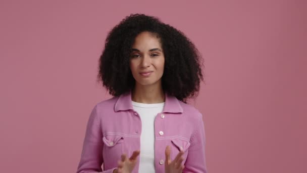 Vue Rapprochée Une Femme Positive Aux Cheveux Bouclés Ethniques Lors — Video
