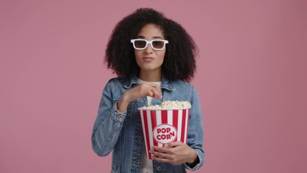 Chica Joven Ropa Casual Gafas Comiendo Bocadillos Retrato Una Mujer — Vídeo de stock