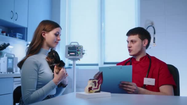 Ung Manlig Kvalificerad Djurläkare Pratar Med Kvinnlig Ägare Till Yorkshire — Stockvideo