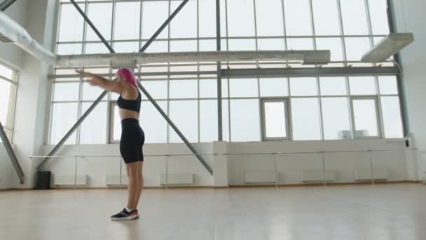 Actieve Sterke Vrouw Die Een Backflip Doet Een Heldere Fitnessstudio — Stockvideo