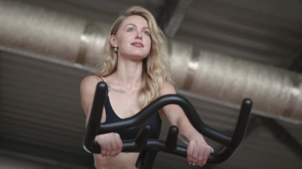 Durağan Bir Bisiklette Isınan Beyaz Sarışın Bir Kızın Portresi Spor — Stok video