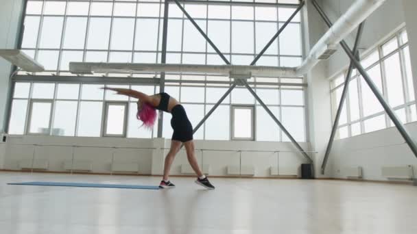 Affascinante Stretching Una Bella Ragazza Sana Con Capelli Rosa Donna — Video Stock