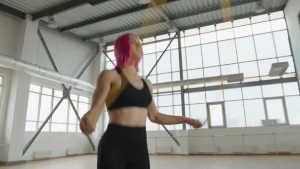 ジャンプロープで運動する女性は 彼女の上体と足を強化します スポーツ女性のクローズアップショットは 集中的なワークアウトを行います 高品質4K映像 — ストック動画