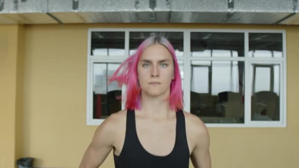 Retrato Uma Mulher Caucasiana Com Cabelo Rosa Casa Dos Anos — Vídeo de Stock