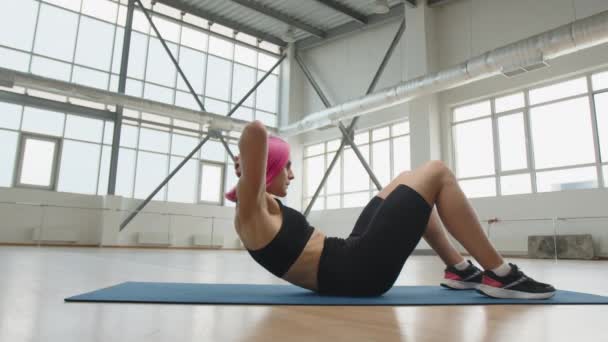 Mooie Vrouw Met Roze Haar Doet Crunches Alleen Sportschool Studio — Stockvideo
