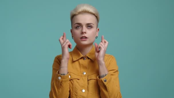 Skupiona Blondynka Trzyma Kciuki Szczęście Zbliżenie Poważną Dziewczynę Trzydziestce Ubraną — Wideo stockowe