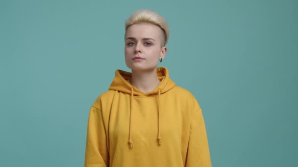 Portrét Dívky Která Dělá Negativní Gesto Potřásáním Hlavou Blonďatá Žena — Stock video