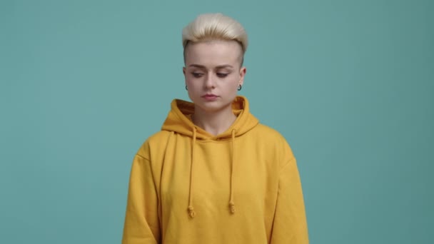 Detailní Pohled Mladou Dívku Smutnou Tváří Rozčilená Blond Žena Žluté — Stock video