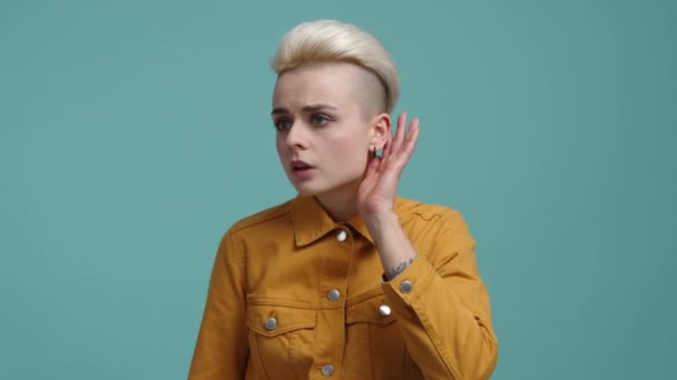 Ελκυστική Νεαρή Γυναίκα Που Ακούει Τον Ήχο Απομονωμένο Μπλε Φόντο — Αρχείο Βίντεο