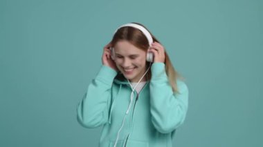 Beyaz, sarışın bir kız şarkıdan zevk alıyor. 30 'larında mutlu ve neşeli bir genç kadının portresi. Yüksek kalite 4k görüntü