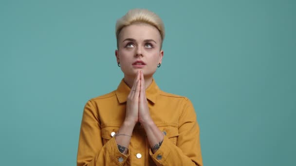 Νεαρή Γυναίκα Που Φαίνεται Συγκεντρωμένη Ενώ Προσεύχεται Κοντινό Πλάνο Της — Αρχείο Βίντεο