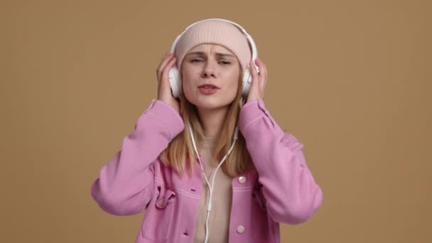 Beyaz Kadın Şarkı Söyleyip Dans Ediyor Şapka Takıp Müzik Dinleyen — Stok video