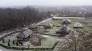 Kyiv, Ukrayna. Aralık 2020. Pyrohiv açık hava müzesinin muhteşem manzarası. Geleneksel ahşap mimari, yukarıdan görüldüğü gibi. Yüksek kalite 4k görüntü