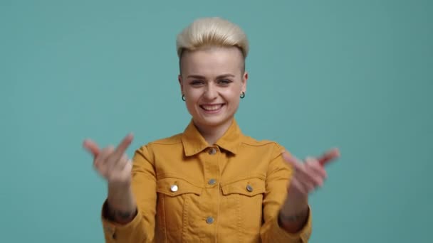 一个女孩在镜头前展示淫秽手势的肖像 短发的女人表现出她的力量和自信 高质量的4K镜头 — 图库视频影像