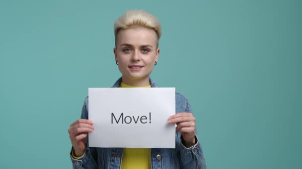 Närbild Flicka Med Blont Kort Hår Ser Glatt Ung Kvinna — Stockvideo