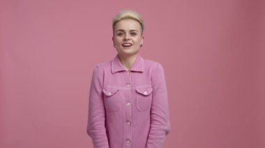 Gülümseyen, 30 'larında neşeli bir kız renkli çantalar tutuyor ve gülüyor. Yüzünde mutlu bir ifade olan beyaz kadın portresi. Yüksek kalite 4k görüntü