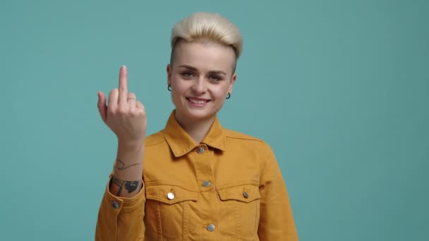 Žena Blondýnou Krátkým Účesem Ukazující Svou Sílu Sebevědomí Portrét Dívky — Stock video