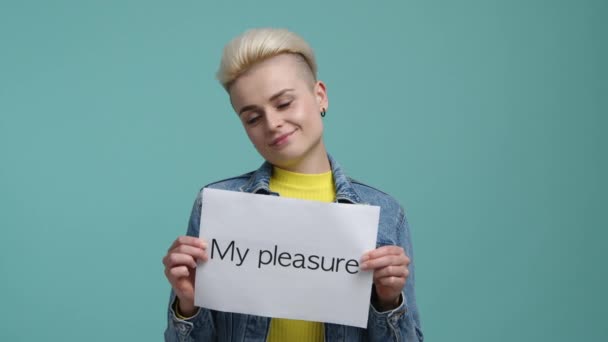 Портрет Милої Жінки Позитивним Виразом Обличчя Весела Блондинка Посміхається Дивлячись — стокове відео